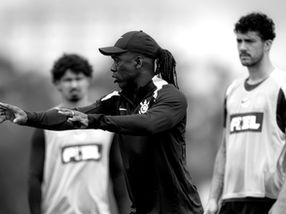 Seedorf comanda primeiro treino tático no Corinthians; Yuri Alberto é poupado