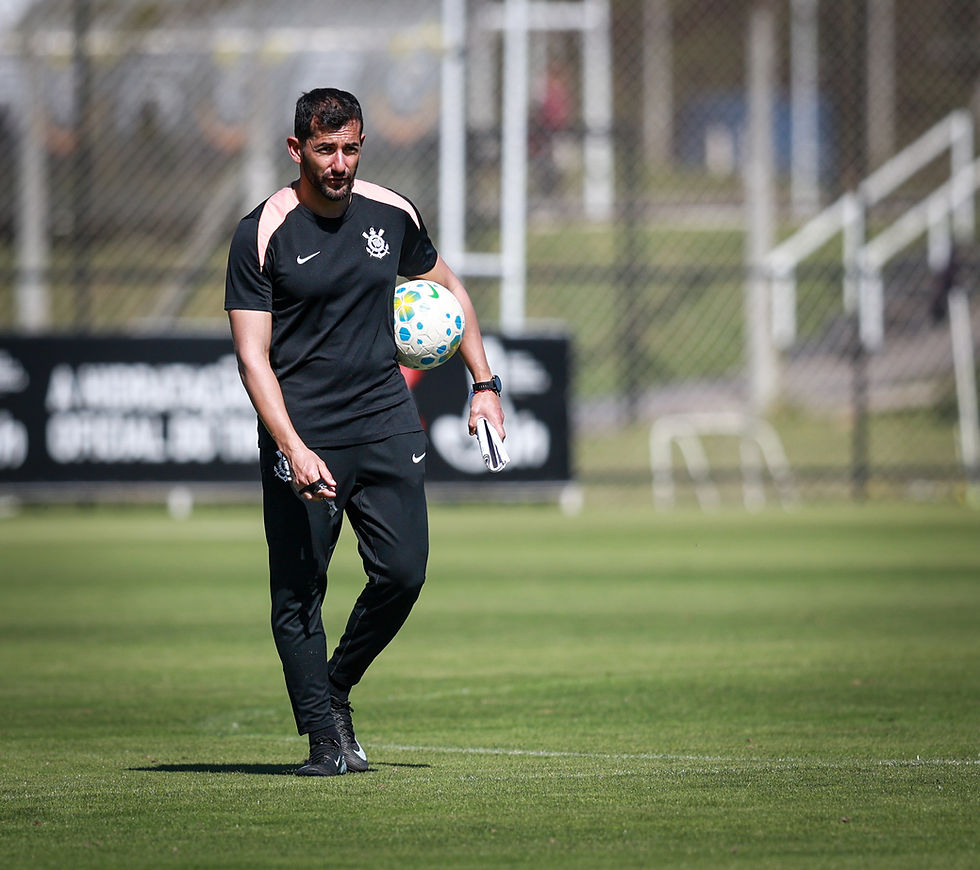 Léo Porto permanece no Corinthians e comanda o primeiro treino sem Fernando Diniz.
