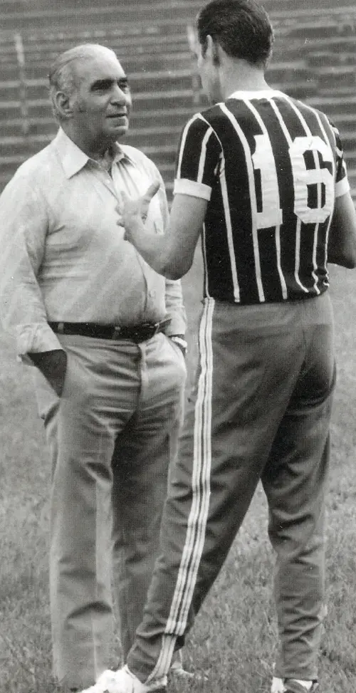 O grande presidente corintiano Vicente Matheus conversando no gramado do Parque São Jorge com o saudoso Oswaldo Brandão. Foto integrante do livro "Matheus, o Senhor Corinthians", escrito por Marlene Matheus.