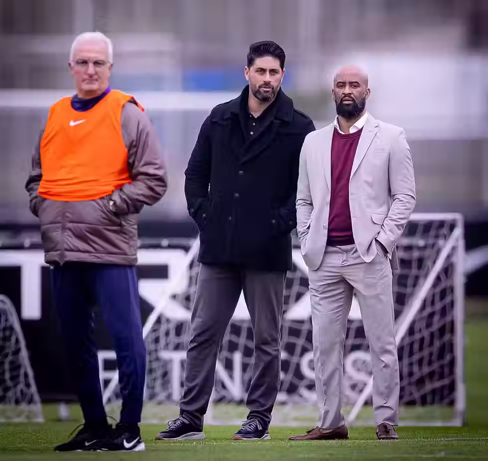 Dorival Júnior, Renan Bloise e Fabinho Soldado acompanham atividade no CT Dr. Joaquim Grava em 2025.