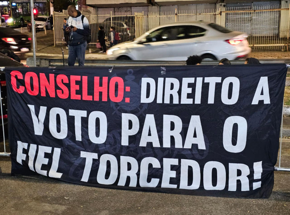 Faixa da torcida do Corinthians durante protesto no Parque São Jorge que pede direito a voto em reforma do Estatuto.