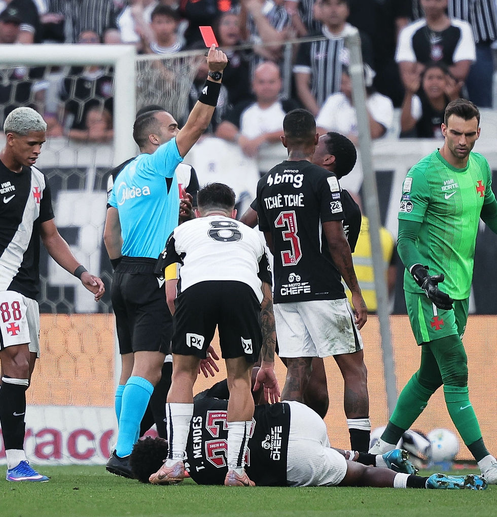 André é expulso após falta grave em Thiago Mendes do Vasco.