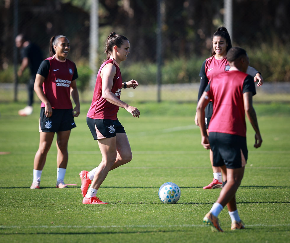 Corinthians faz treino tático para enfrentar o Internacional.