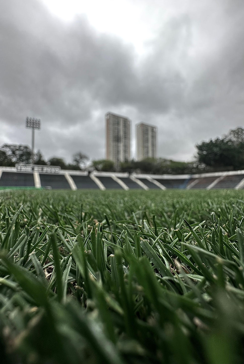 Estádio da Fazendinha passa por reforma visando melhorias em seu gramado.