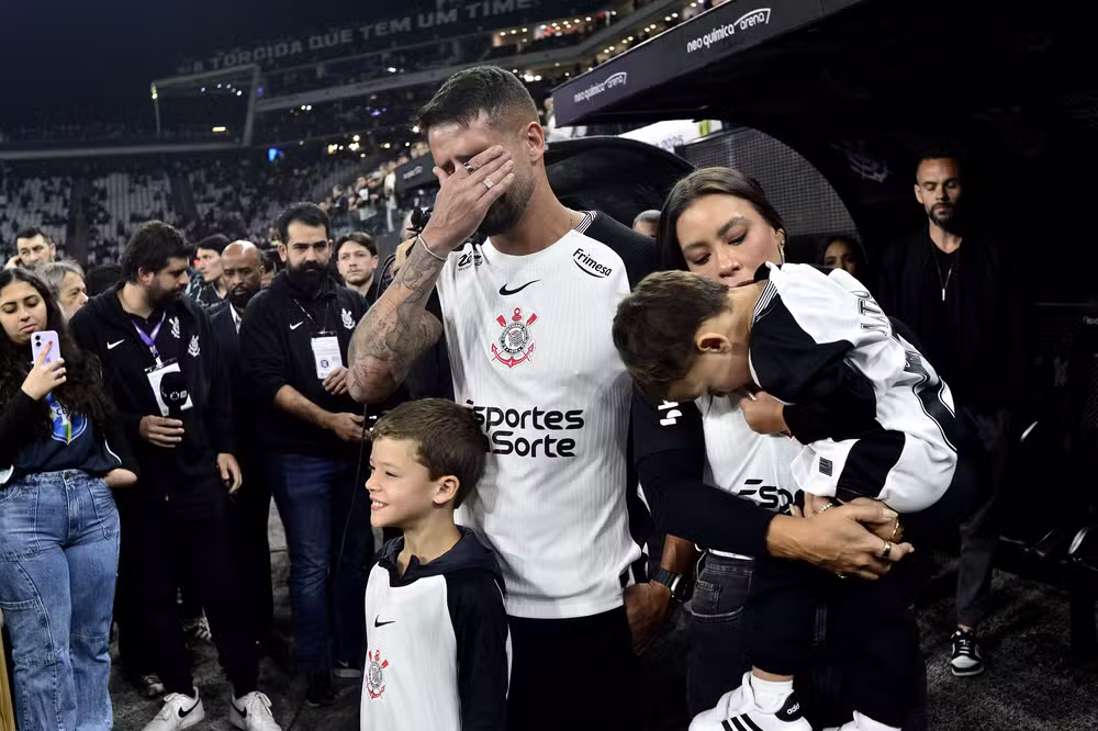 Renato Augusto recebe homenagem na Neo Química Arena — Foto: Marcos Ribolli