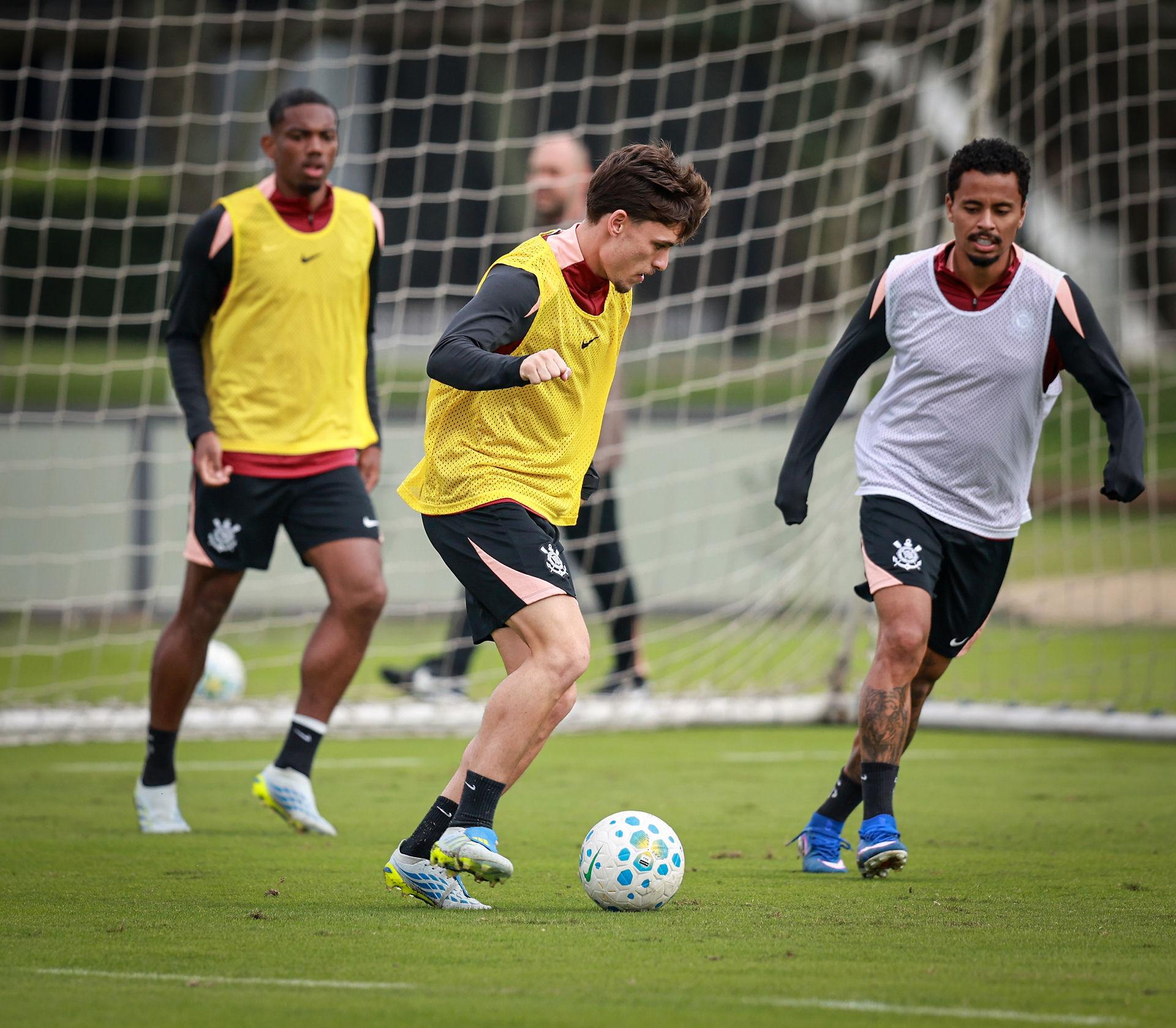 Corinthians inicia semana com treino em dois períodos