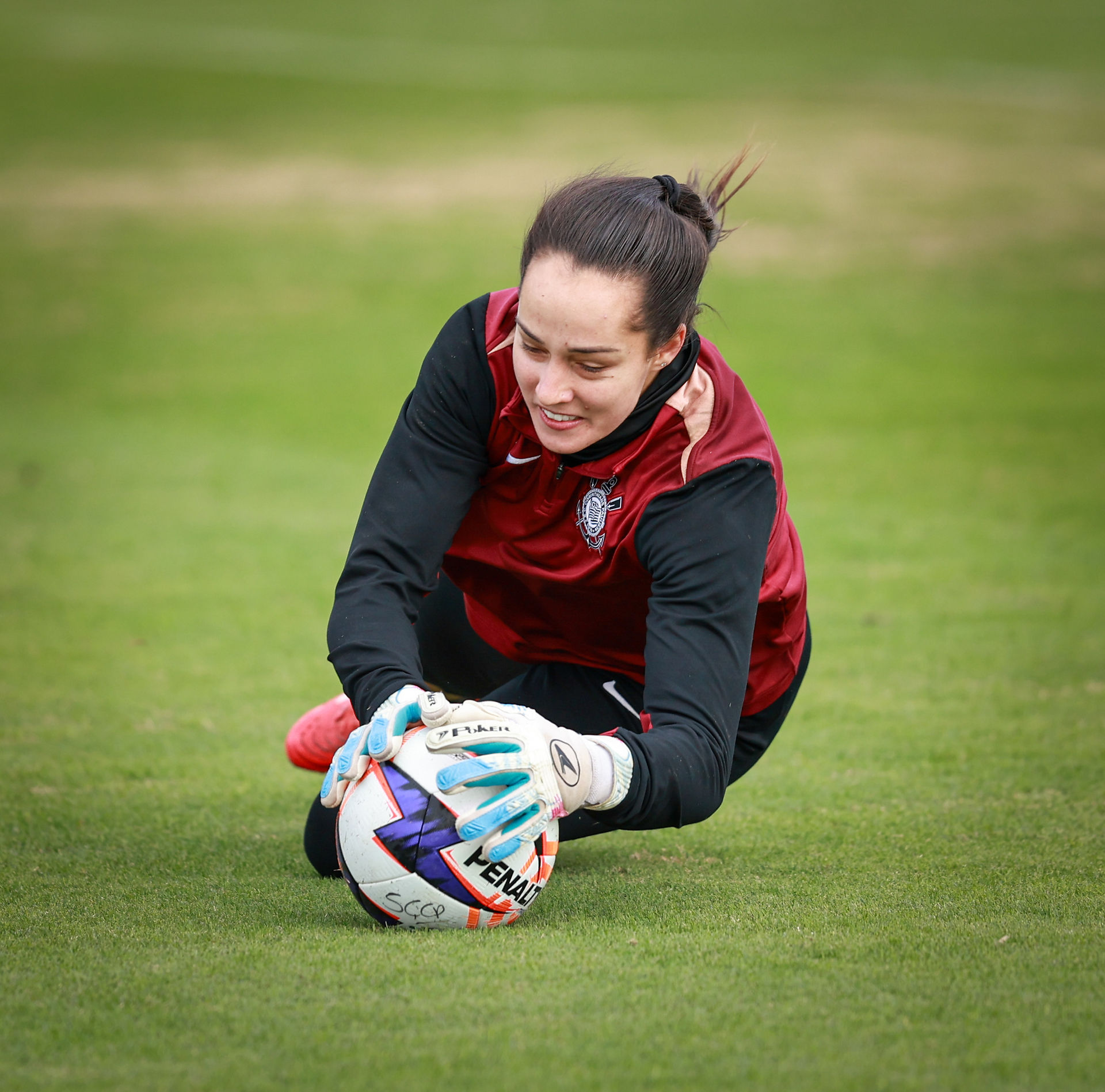 Jogadoras do Corinthians treinam organização ofensiva antes da partida contra a Ferroviária pelo Paulista F
