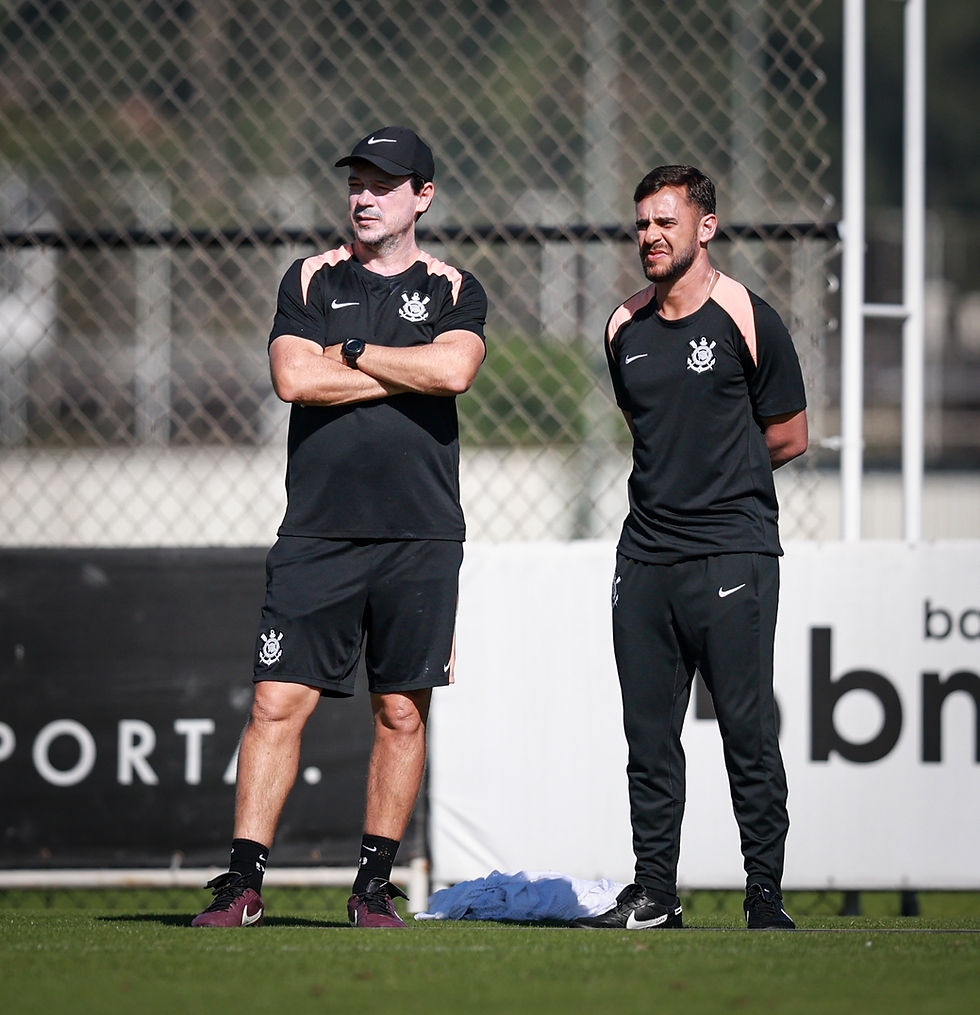 Fernando Diniz e Lucas Vergne observam o treinamento do Timão. 