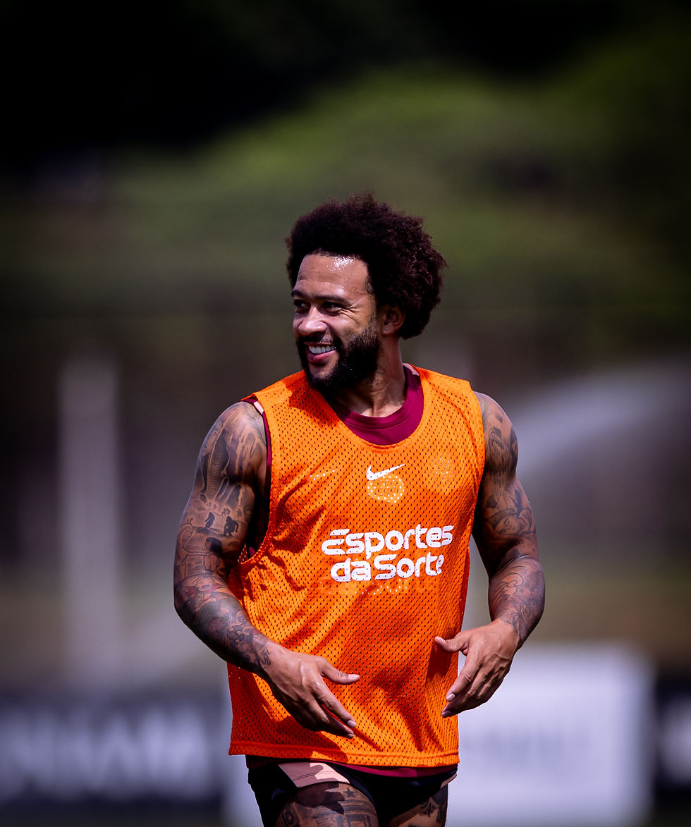 Memphis Depay desfalcou o Corinthians no treino desta terça-feira (1º).