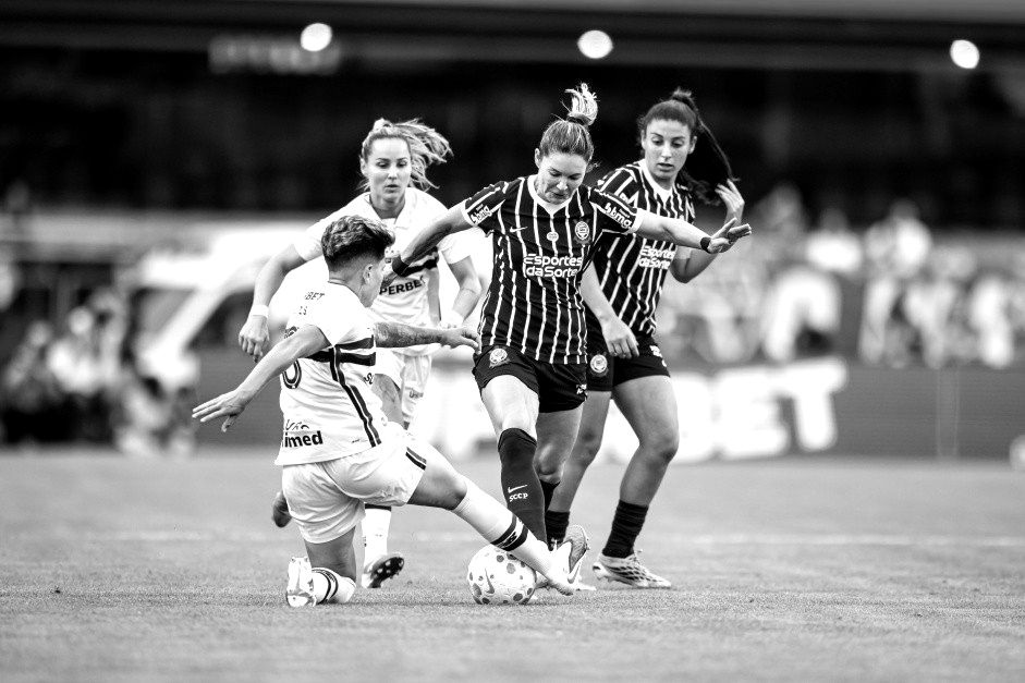 Corinthians empata no Morumbis, desperdiça pênalti e fica com vice do Brasileirão Feminino