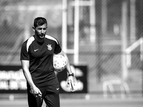 Corinthians se reapresenta após saída de Diniz com Léo Porto no comando