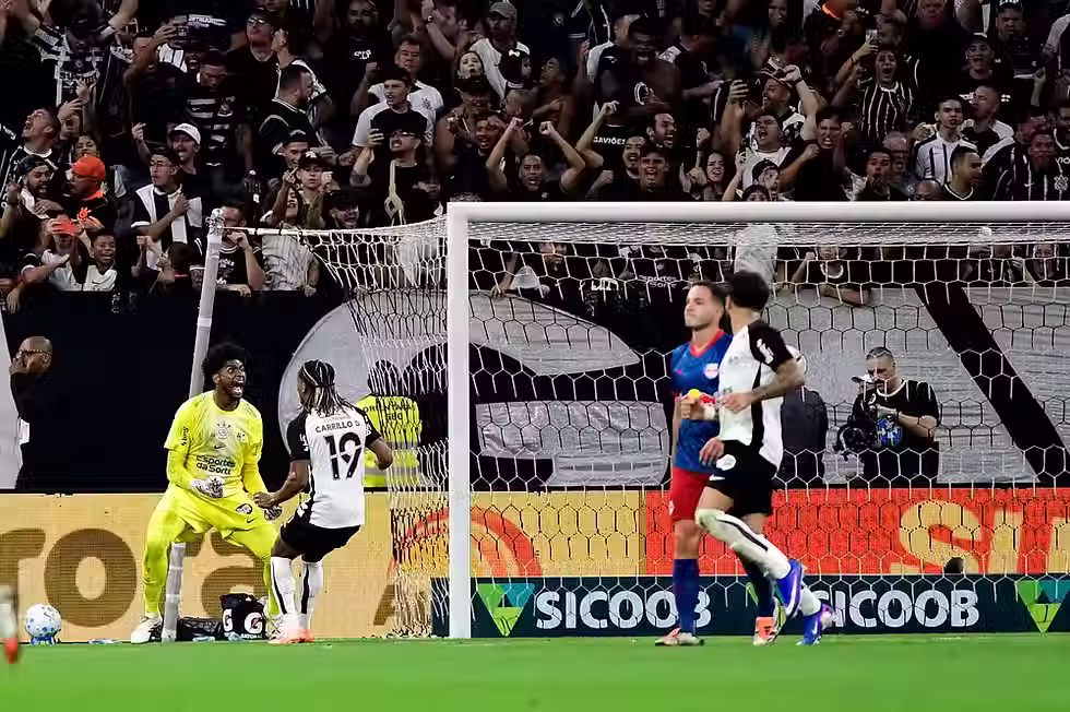 Hugo Souza defende pênalti em Corinthians x Bragantino.