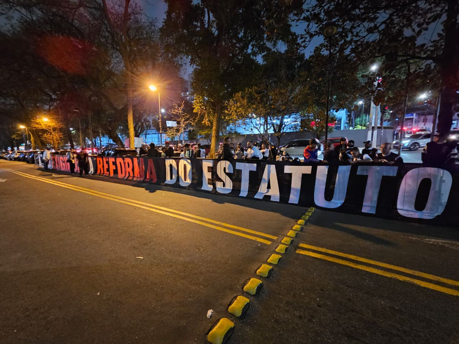 Faixa da torcida do Corinthians durante manifestação no Parque São Jorge em 2025.