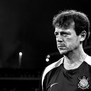 Diniz exalta conexão com a Fiel, cobra mais intensidade e analisa evolução do Corinthians após vitória na Libertadores