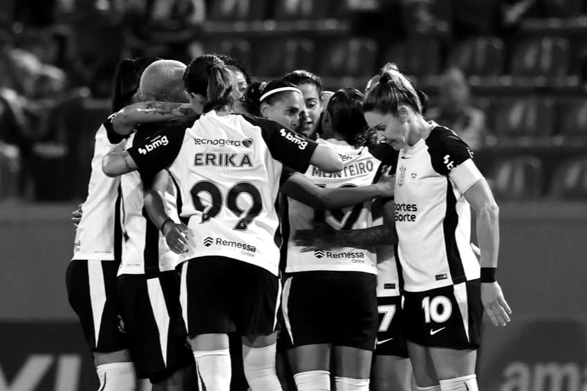 Corinthians abre 2 a 0, mas leva virada do Palmeiras no Dérbi na estreia de Emily Lima