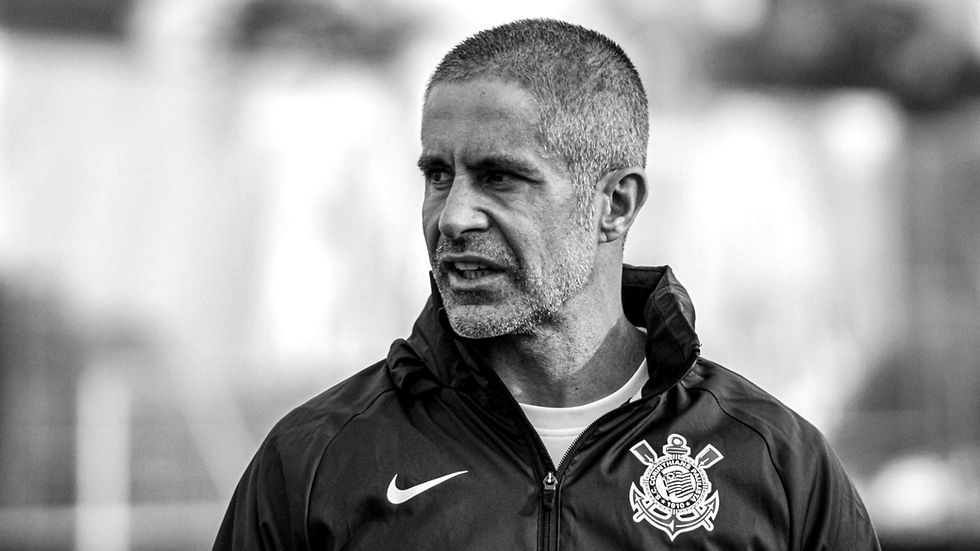Sylvinho vira prioridade do Corinthians após impasse por retorno de Ramón Díaz