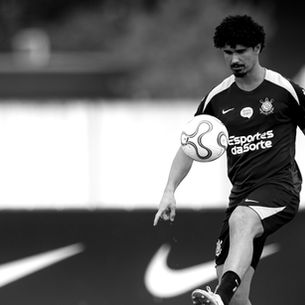 Corinthians ajusta setor ofensivo em treino com Diniz e ganha reforços antes de duelo decisivo na Libertadores