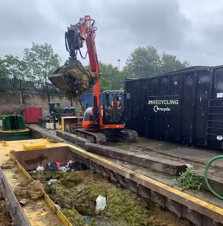 Grabber barge moving floating weed