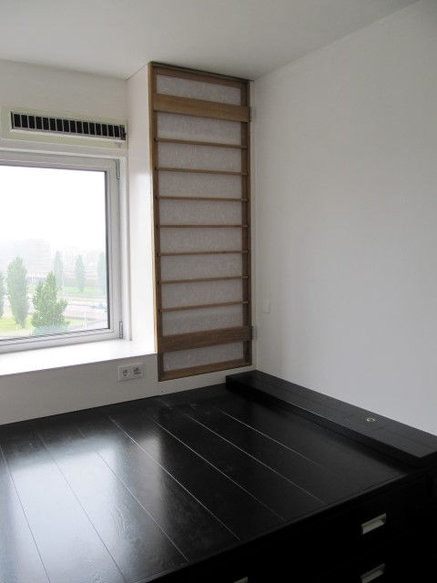Podium en kast in slaapkamer