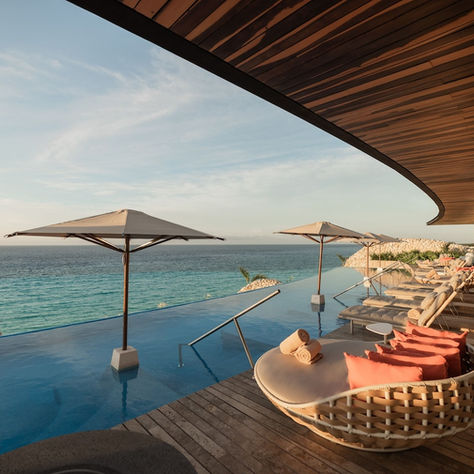 Tipping at All-Inclusive Resorts: Mexico & Caribbean Etiquette (Butlers, Staff, Guides)