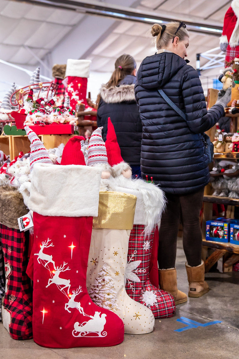 Women shopping at the German christmas market of New Jersey