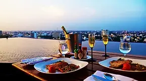 Hotel with a perfect beach view and an exquisite foods.