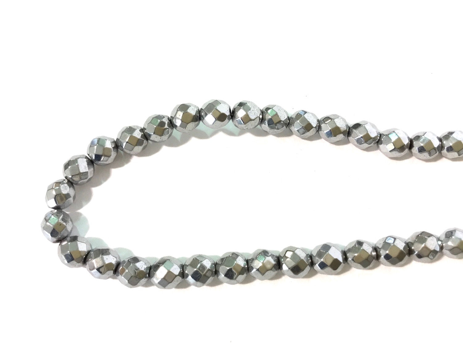 Bille Hematite facettes plaqué platine 6mm, corde de +-15"