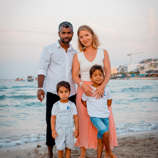 Familie am Strand in Malta