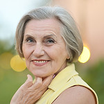 Элегантная пожилая женщина