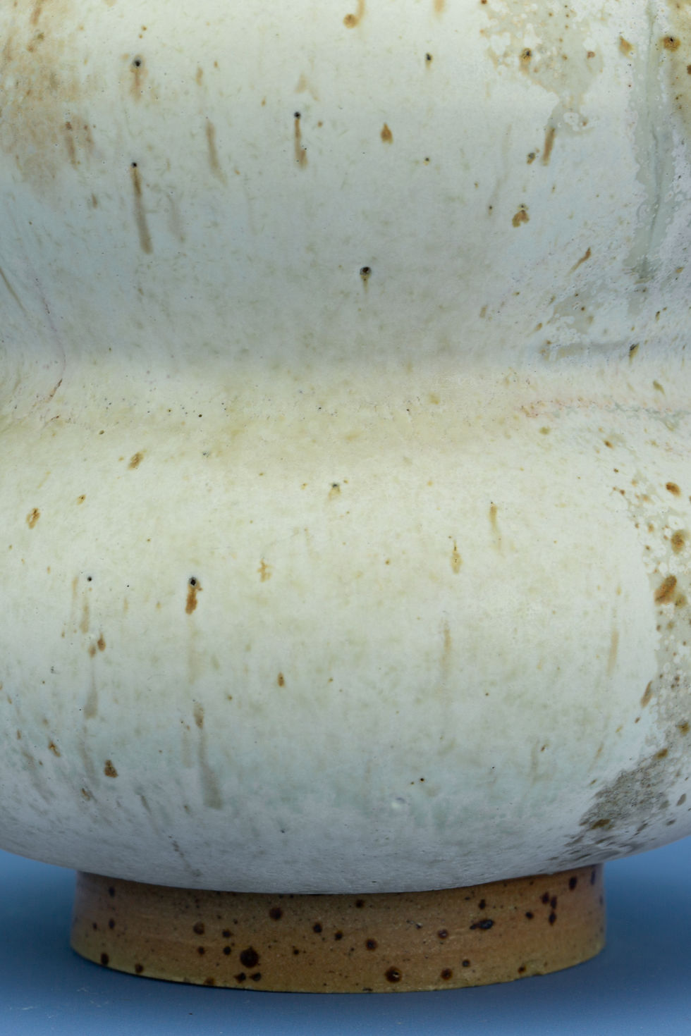 Thumbnail: white curvy vase