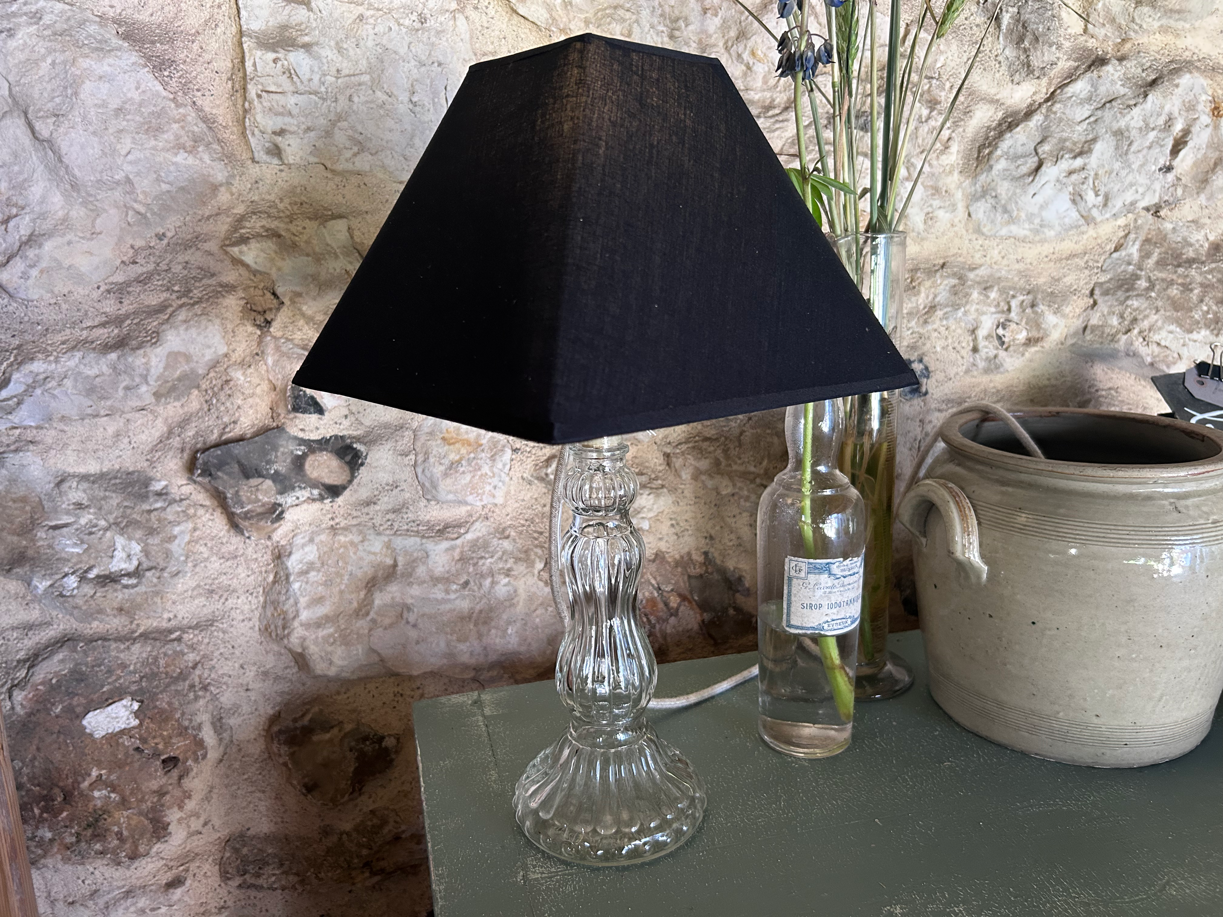 Lampe ancienne réalisée à partir d’un flacon Roger & Gallet – Verre moulé