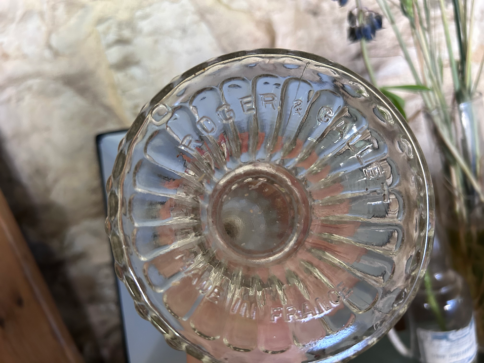 Thumbnail: Lampe ancienne réalisée à partir d’un flacon Roger & Gallet – Verre moulé