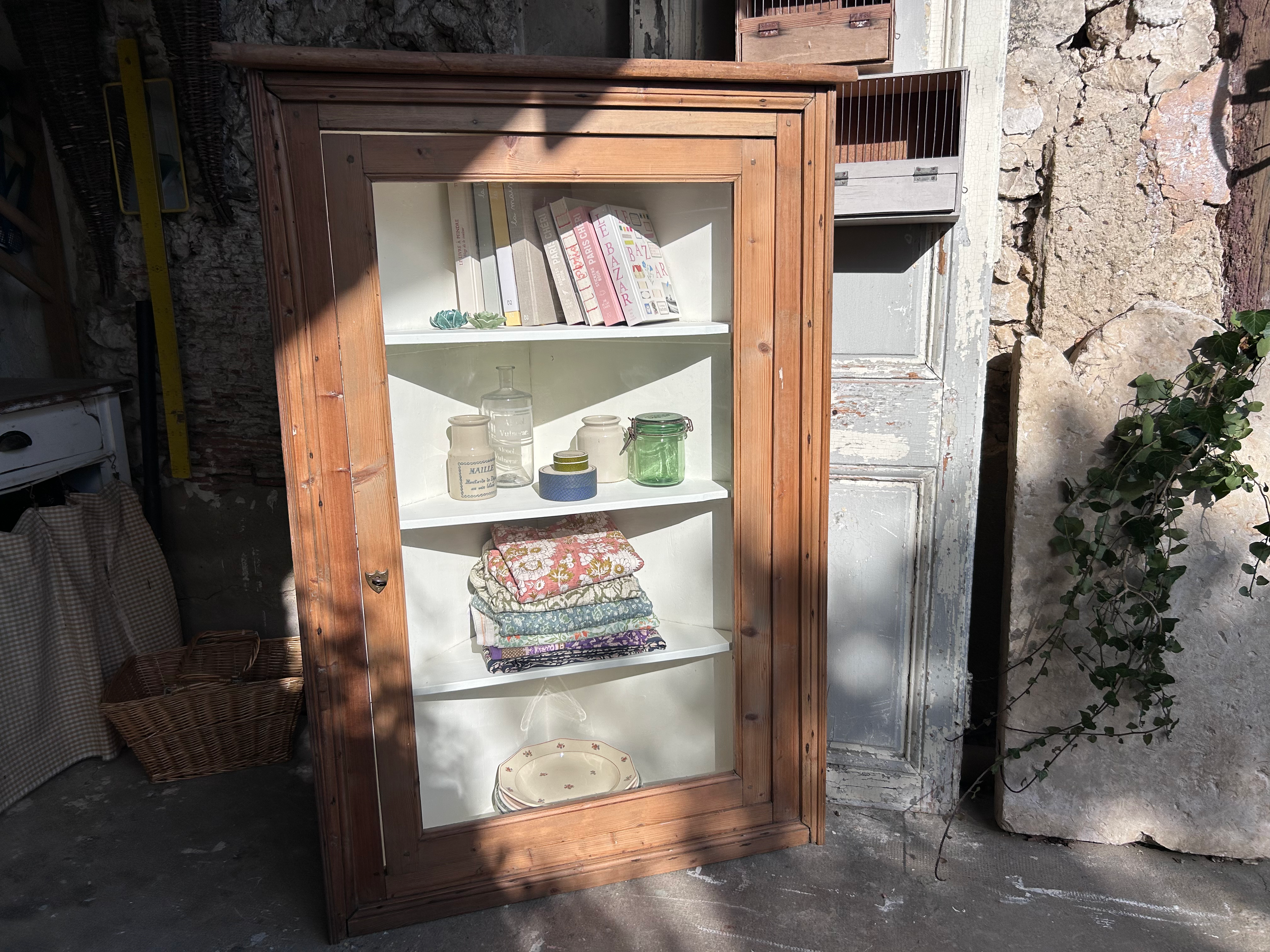Encoignure vitrée ancienne en pin – meuble d’angle