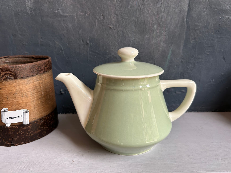 Théière Villeroy & Boch Salam en faïence vert d’eau et crème, posée sur une étagère, style rétro années 50.