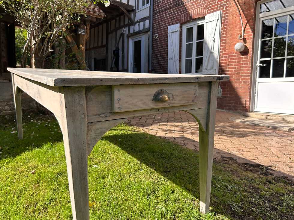 Thumbnail: Grande table de ferme ancienne en bois blanchi