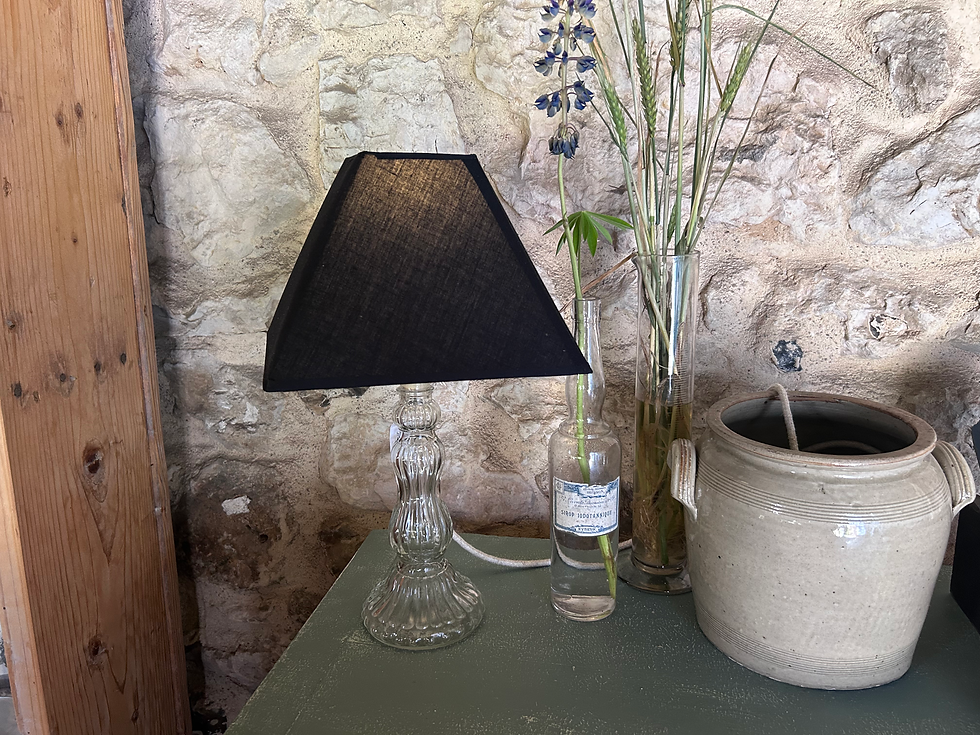 Thumbnail: Lampe ancienne réalisée à partir d’un flacon Roger & Gallet – Verre moulé