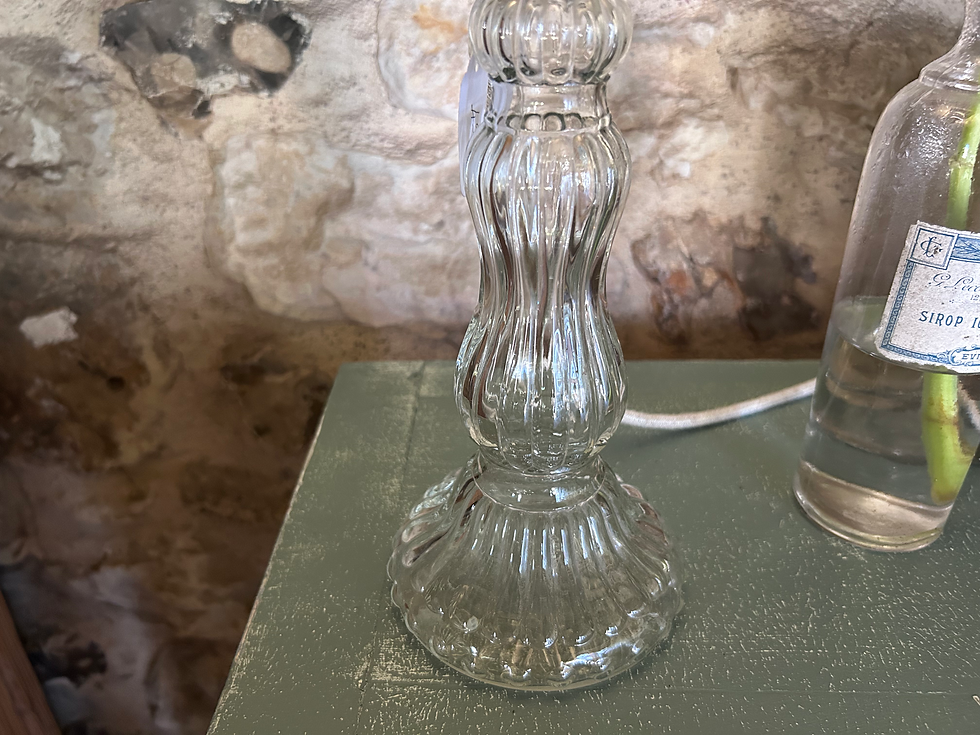 Thumbnail: Lampe ancienne réalisée à partir d’un flacon Roger & Gallet – Verre moulé