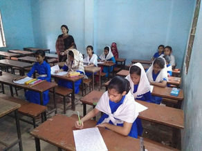 খরনদ্বীপ হাই সংলগ্ন সরকারি প্রাথমিক বিদ্যালয় পরীক্ষা চলাকালীন সময়