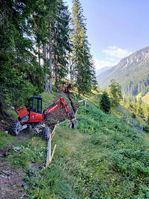 Leitungsbau mit Kleinschreitbagger