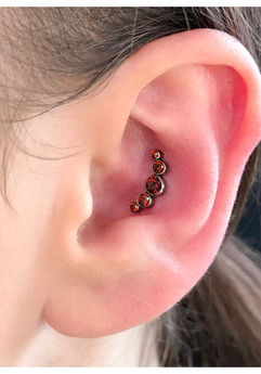 conch, conch piercing, przekłucie conch, orbital piercing, dekoracyjny piercing, najbardziej popularne przekłucie, piercing na początek, earstyling