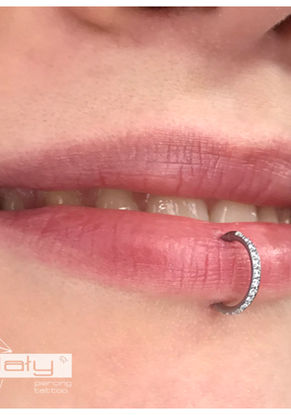 vertical lip piercing, pionowe przekłucie wargi, pionowe przekłucie ust, kolczyk w wardze, kolczyk w ustach, kółko do wargi, powiększanie ust a kolczyk, czy vertical źle wpływa na zęby