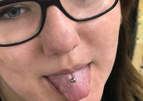 laboratorium piercingu, kolczyk w języku, przekłucie języka, piercing języka, kolczyk do języka, wygojony piercing, piercing dekoracyjny