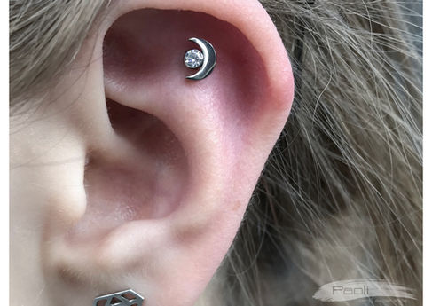flat piercing, scapula, przekłucie scapha, przekłucie flat, przekłucie płaskiej części ucha, kolczyk w chrząstce, dekoracyjny kolczyk
