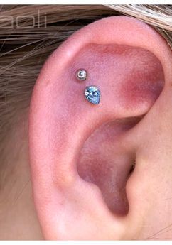 flat piercing, scapula, przekłucie scapha, przekłucie flat, przekłucie płaskiej części ucha, kolczyk w chrząstce, dekoracyjny kolczyk