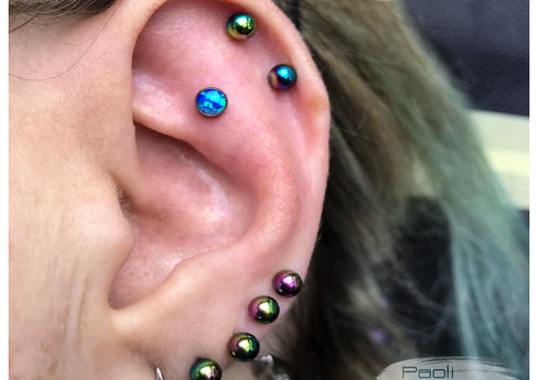 flat piercing, scapula, przekłucie scapha, przekłucie flat, przekłucie płaskiej części ucha, kolczyk w chrząstce, dekoracyjny kolczyk