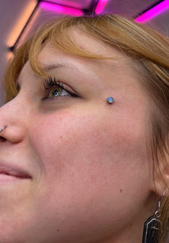 microdermal, facial piercing, dermal anchor, dermal piercing, skin-diver, kolczyk na twarzy, piercing na twarzy, kryształek piercing, kryształek przy brwi, kolczyk na czole