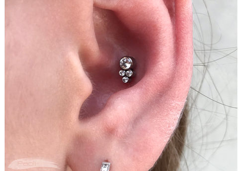 conch, conch piercing, przekłucie conch, orbital piercing, dekoracyjny piercing, najbardziej popularne przekłucie, piercing na początek, earstyling