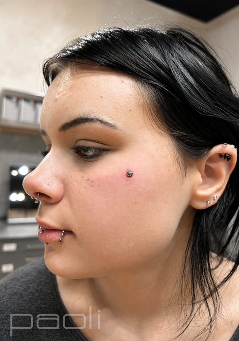 kolczyk na twarzy, piercing twarzy, microdermal face piercing, dermal anchor piercing, kryształek pod okiem, kolczyk na policzku, piercing na skroni