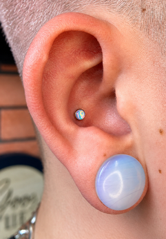 conch, conch piercing, przekłucie conch, orbital piercing, dekoracyjny piercing, najbardziej popularne przekłucie, piercing na początek, earstyling