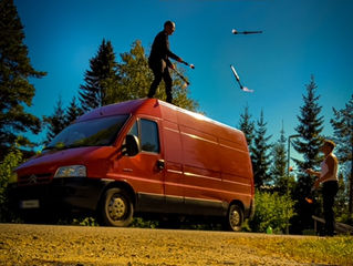 Sirkusmöbile Louhitalolla tänään 21.7. klo 15!